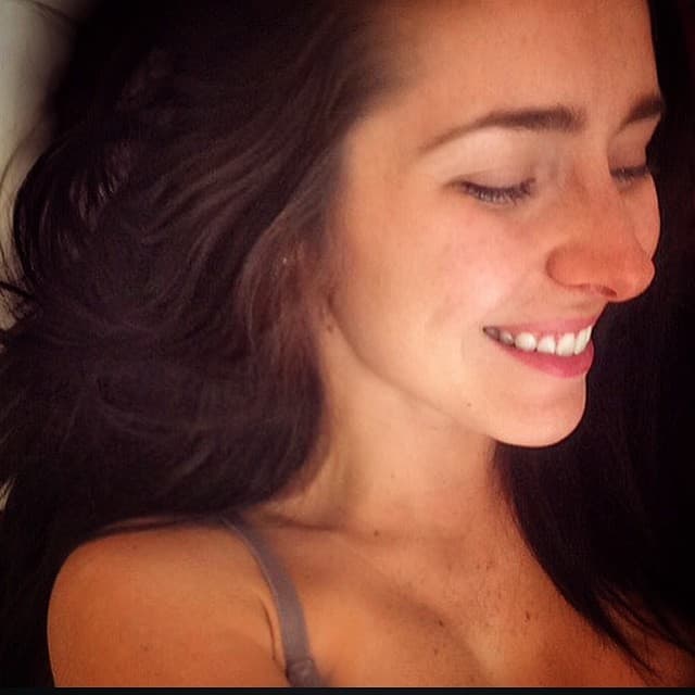 Esta guapa futura mamá engalana las redes sociales casi a diario con su rostro al natural.