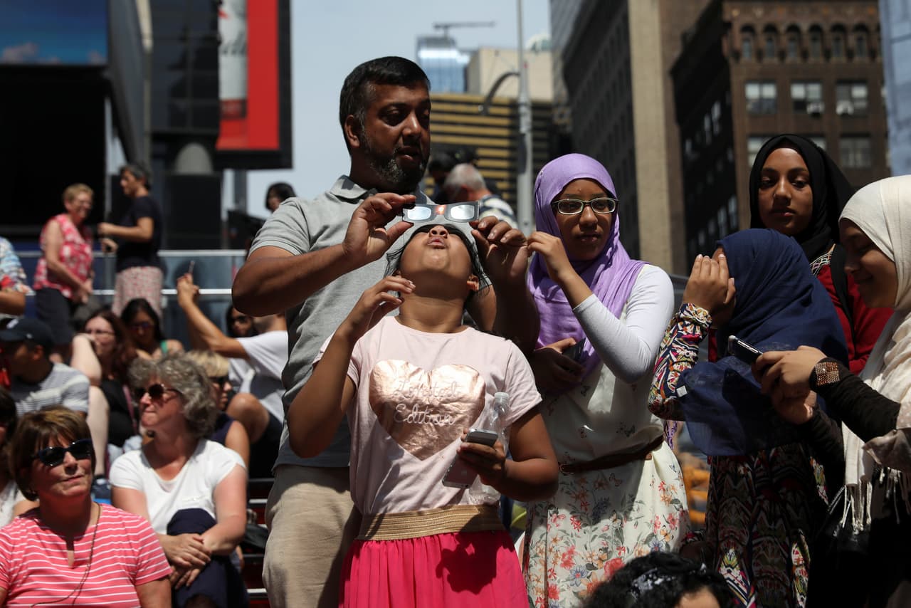 Una niña mira el eclipse en Manhattan. (Shannon Stapleton/Reuters)