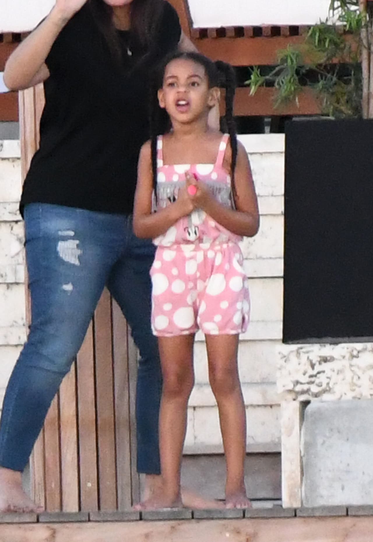 La cantante estuvo acompañada de su primogénita Blue Ivvy.