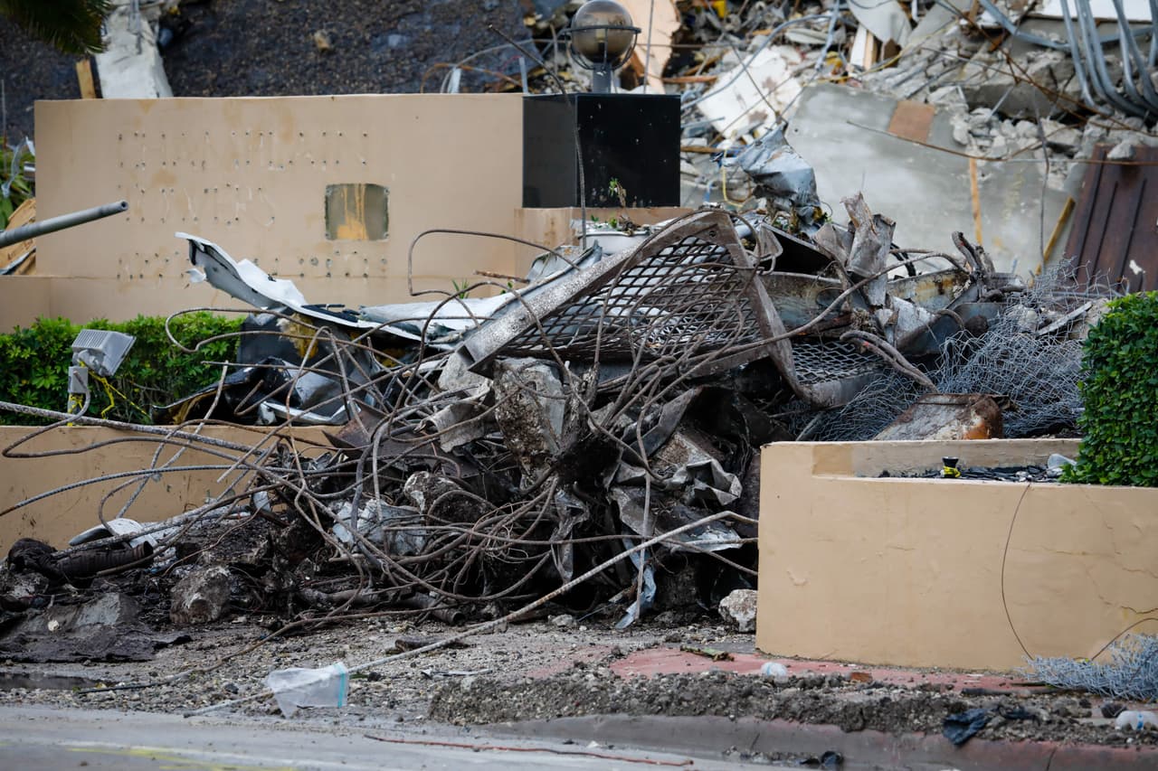 Las labores de búsqueda continúan 24 horas al día, aunque las malas condiciones de tiempo han obligado a que se detengan por algunas horas.
