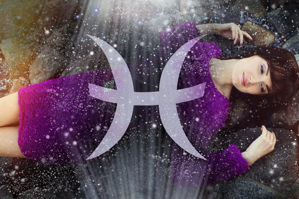 Piscis es un signo de agua y es el último del zodiaco. Se conoce como el signo del poeta y del místico que tratan con el mundo de la imaginación en un plano que se halla más allá del mundo material.