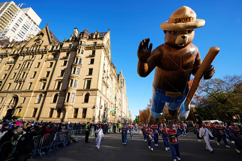 Smokey, el oso guardabosques, llegó al desfile para recordar la importancia de prevenir incendios en áreas naturales y poder seguir dando gracias por los bosques.
