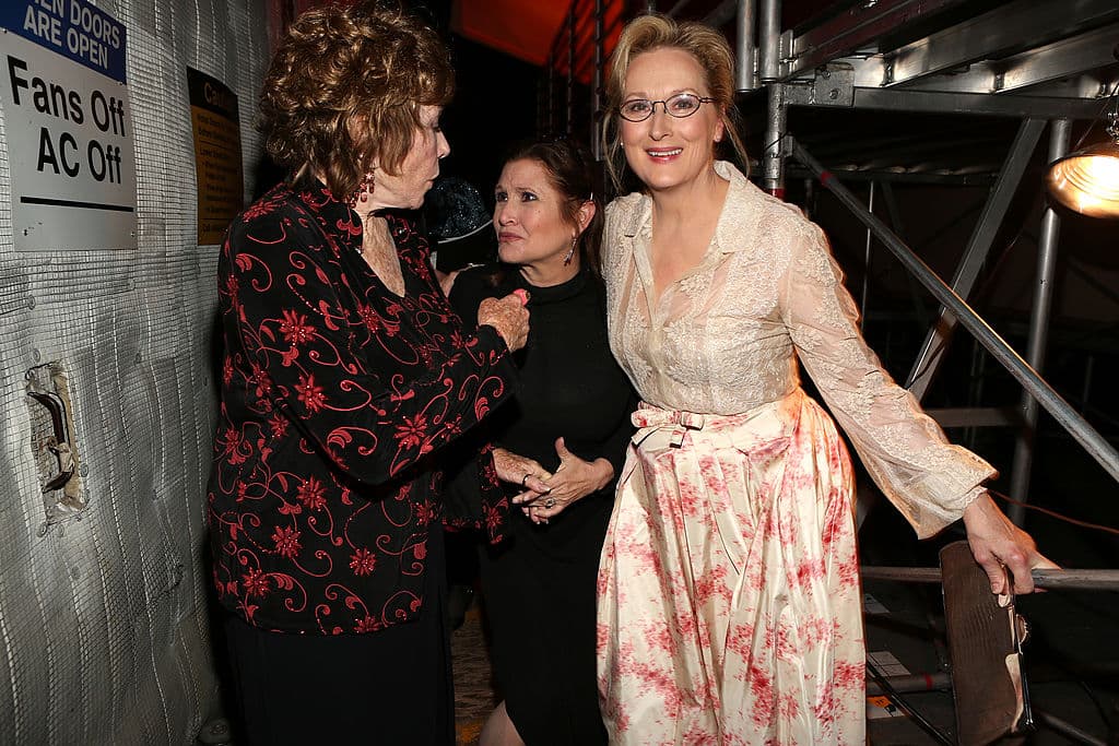 Acompañada de sus colegas Shirley MacLaine y Meryl Streep en los premios Life Achievement Awards el 7 de junio de 2012. (Foto de Christopher Polk/Getty Images)