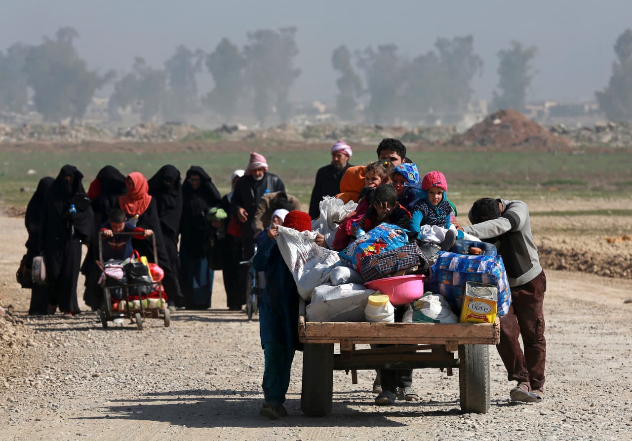 Civiles huyendo de Mosul