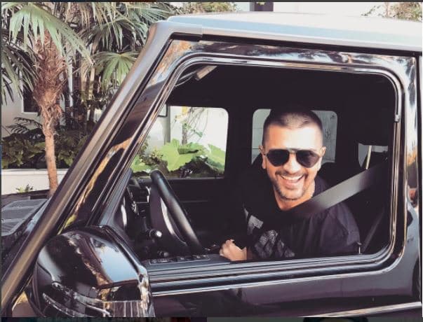 Se ha dejado ver 
<b>en un Jeep</b>, pero no da más detalles ni presume algún 'gusto' que se haya dado. Lo que sí es que su carrera ha estdo acompañada siempre de patrocionadores de marcas de autos como 
<b>RAM, Nissan e incluso Ford</b>, por lo que no dudamos tiene varios modelos favoritos.