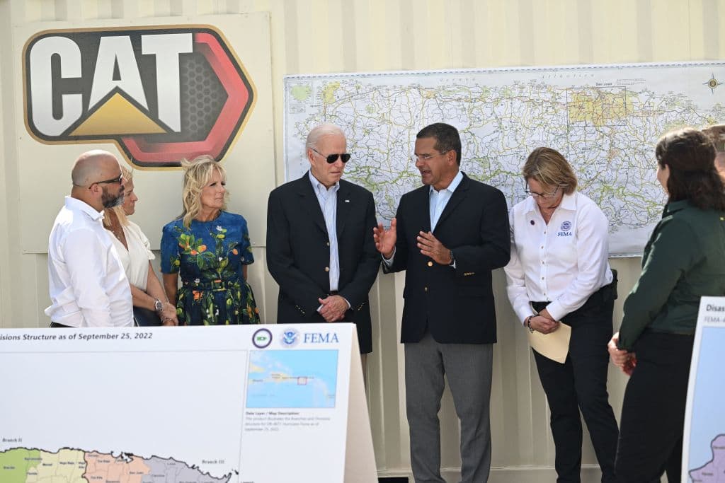 Biden no visitó zonas afectadas ni damnificados. Antes de llegar, ya había anunciado una asignación de
<b> 60 millones de dólares</b> para asegurar diques, fortalecer muros contra inundaciones y crear un nuevo sistema de alerta de inundaciones.