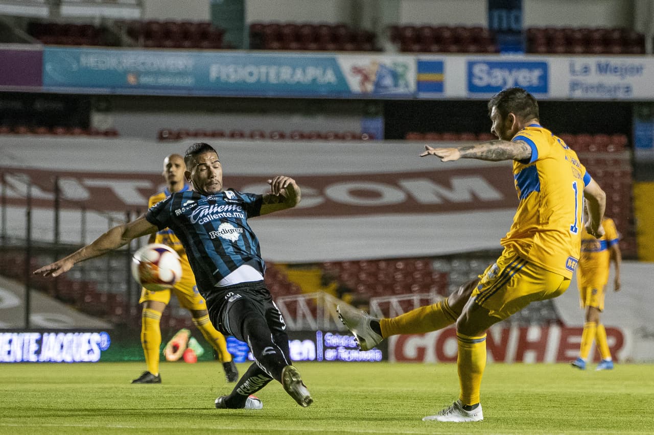 André-Pierre Gignac tuvo una muy clara que no supo definir en un tiro de esquina.
