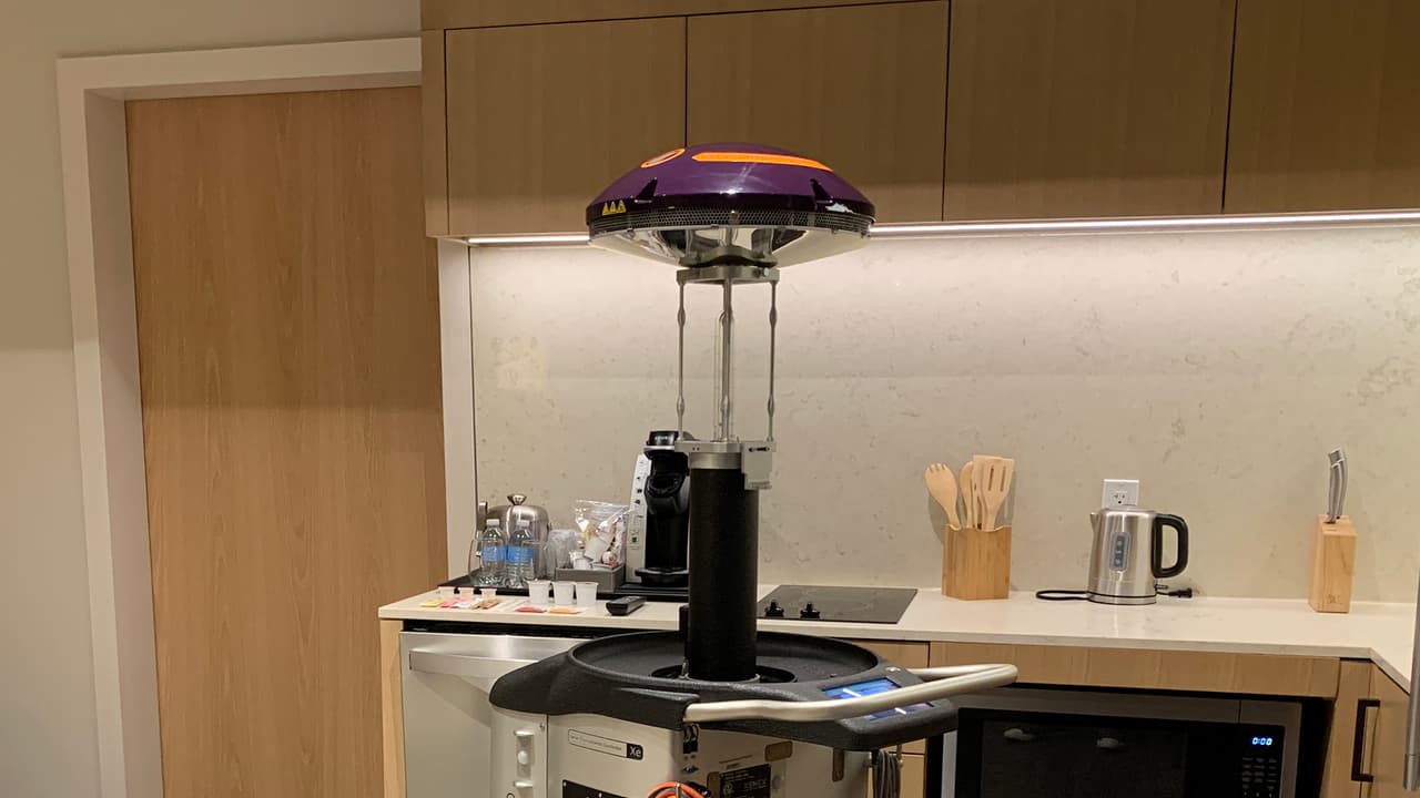 La tecnología Xenex se ha sometido a pruebas e investigaciones que determinaron que la luz ultravioleta que emiten los robots es más efectiva que la limpieza manual.