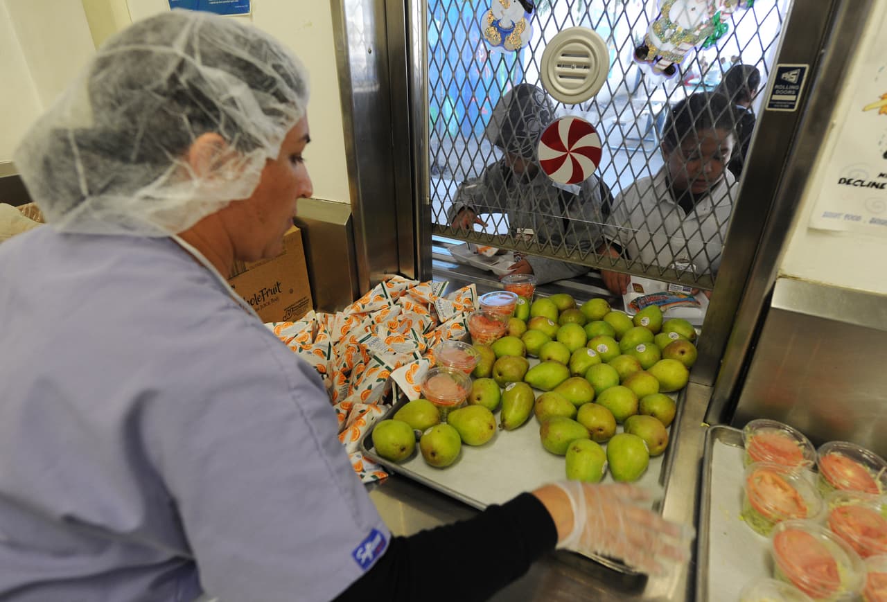 Pero los esfuerzos no son suficientes: "
<b>Necesitamos una estrategia nacional integral para combatir la epidemia de obesidad, enfocada en mejorar el suministro de alimentos</b>, financiar adecuadamente los almuerzos escolares, reservar tiempo para educación física en la escuela y proteger a los niños de los anuncios manipuladores de alimentos", dijo el doctor David Ludwig a Reuters, autor del
<a href="http://pediatrics.aappublications.org/content/early/2018/02/22/peds.2017-4078">prólogo de los estudios</a>.