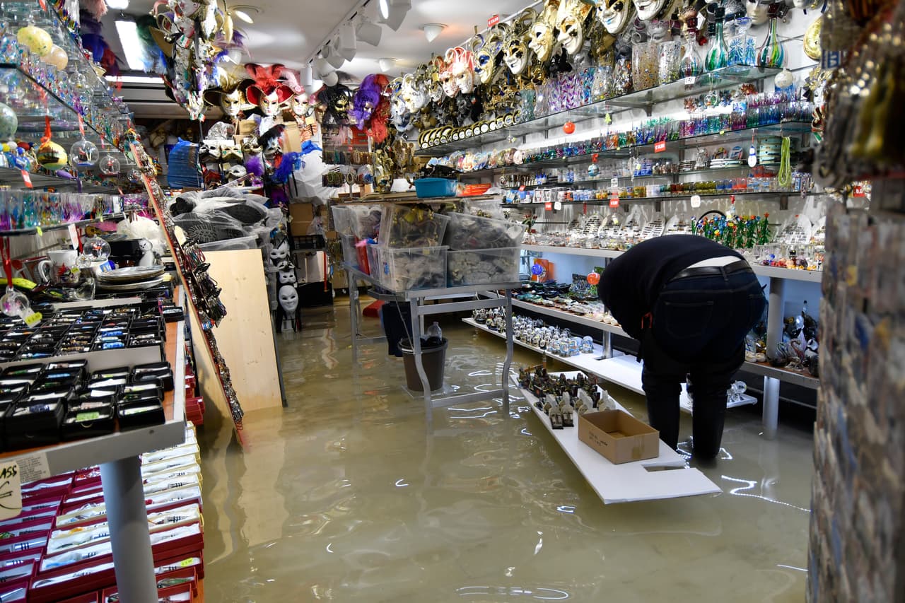 Las autoridades informaron que este lunes el agua alcanzó los 4.72 pies (1.44 metros), sobre el nivel del mar. 
<br>