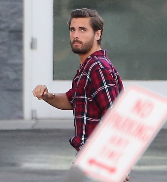 Hace unos días Scott Disick fue captado por los paparazzi a su salida de rehabilitación.