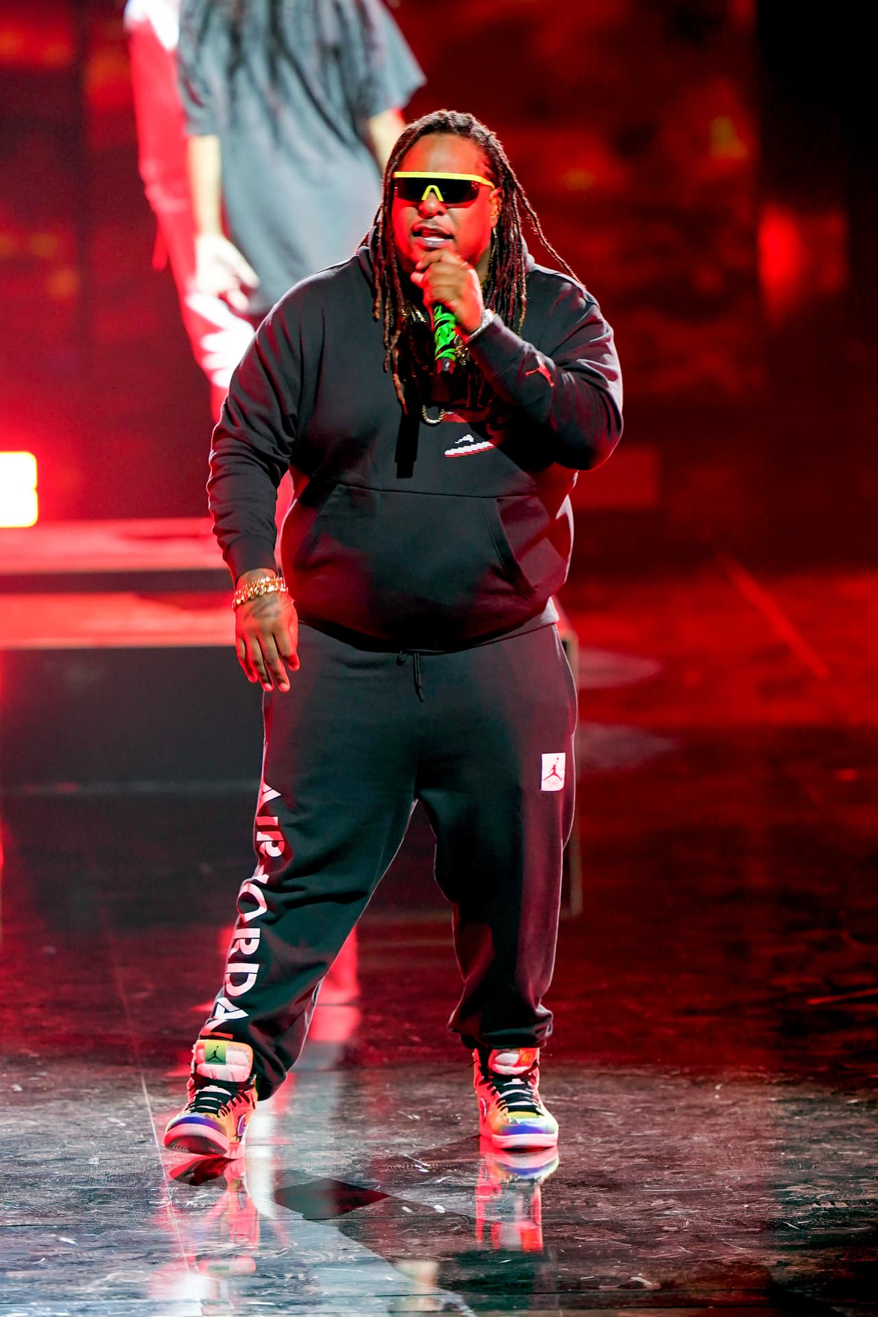 El segundo día de ensayos de Premio Lo Nuestro comenzó con el dúo puertorriqueño Zion y Lennox. Aquí vemos a Lennox afinando detalles para su presentación.