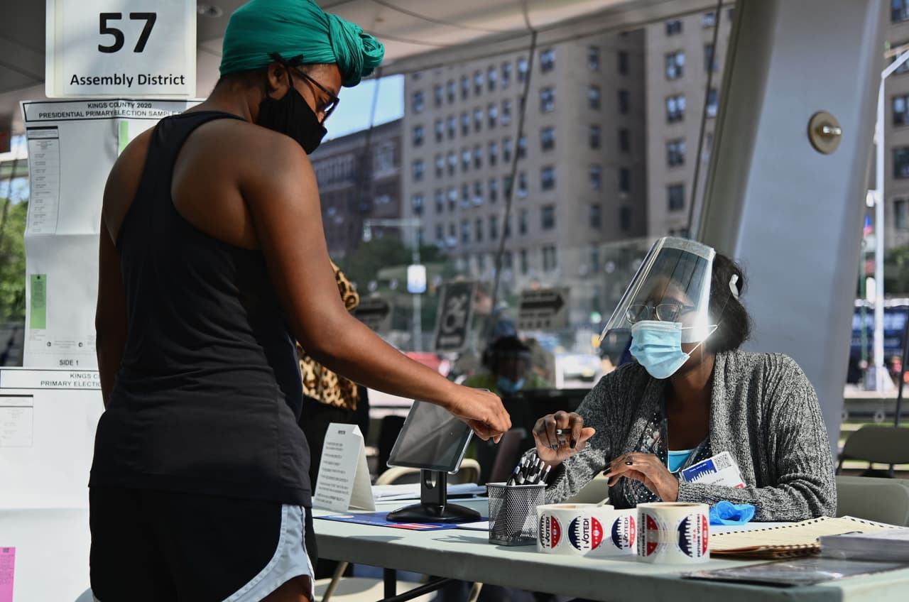 La orden ejecutiva firmada por el gobernador de Nueva York busca reducir el contacto entre los votantes que acudirán a las urnas en medio de la pandemia.