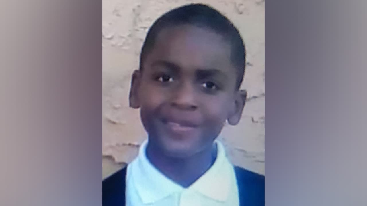 Un niño de 10 años está luchando por su vida después de recibir un disparo en la cabeza mientras caminaba a casa desde la escuela, según la policía de Filadelfia.