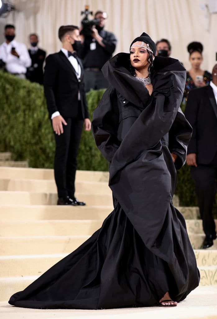 Rihanna fue la reina del negro, con un vestido con abundante tela.