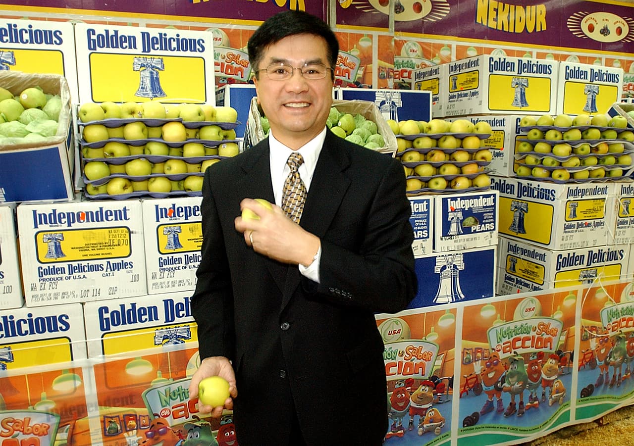 <b>Manzanas. </b>Para entrar a México este producto ahora tendrá un arancel que hará que sea más costoso para los consumidores de ese país. En esta fotografía de 2004, el entonces gobernador del estado de Washington Gary Locke muestra unas manzanas estadounidenses a la venta en el mercado central de la capital mexicana.