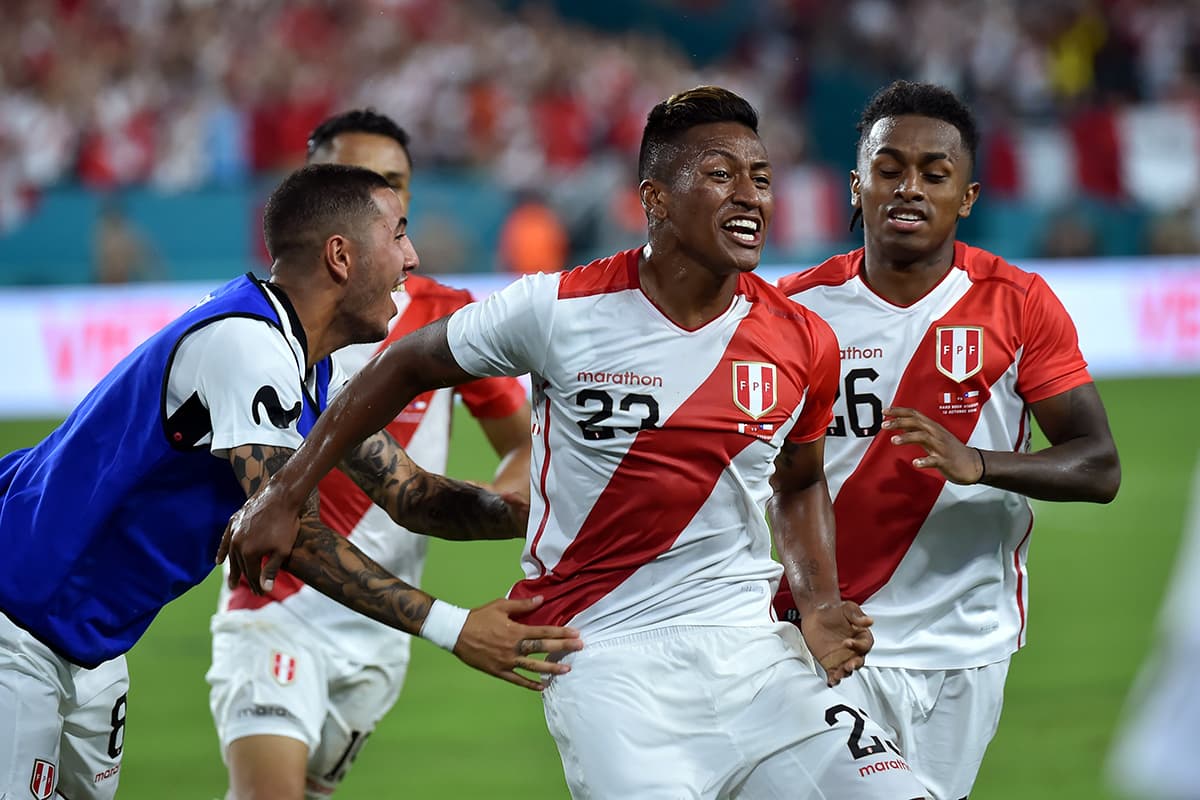 Los jugadores peruanos celebran la victoria por 3-0 sobre Chile en el Hard Rock Stadium de Miami en juego amistoso.
