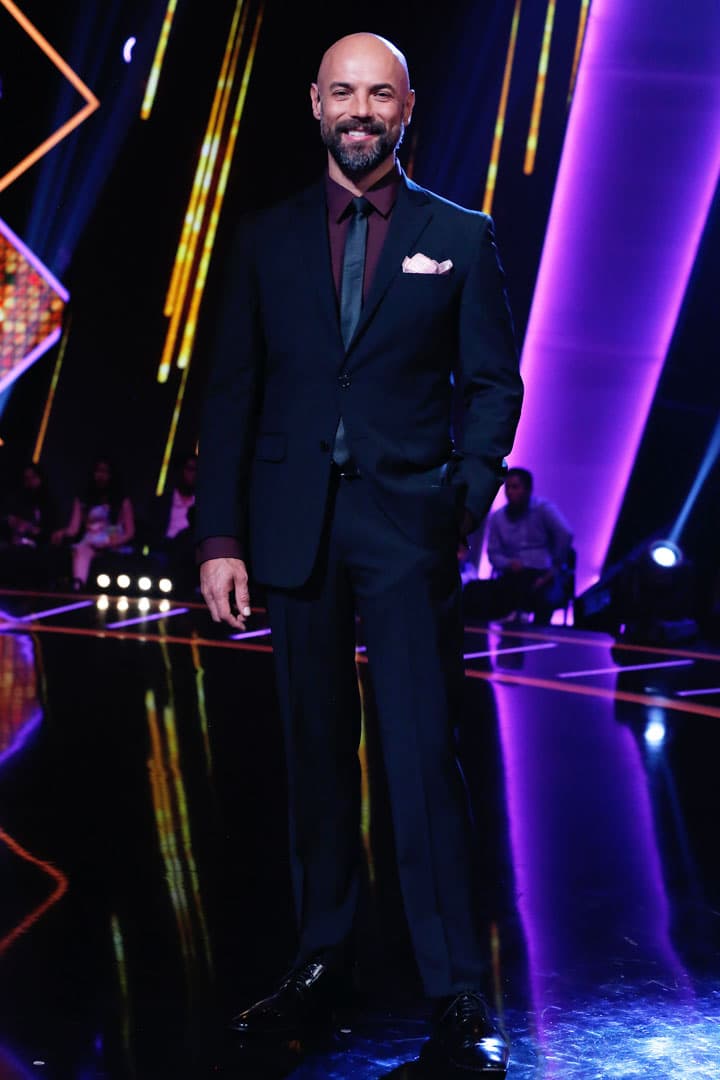 En el estreno de Mira Quién Baila, Javier Poza demostró que es uno de los conductores más elegantes de la televisión.