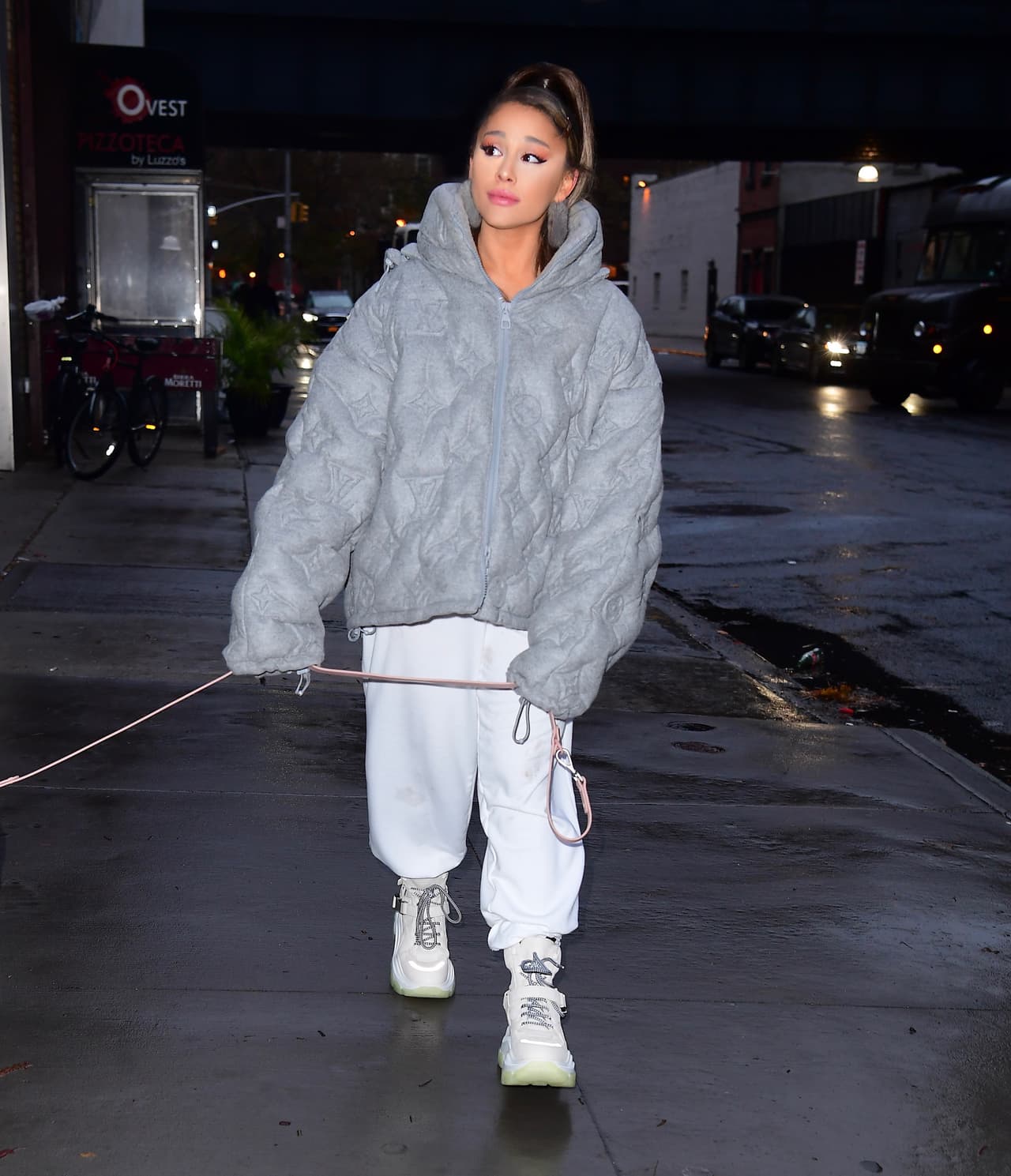 Poco después que Ariana Grande se viera obligada a cancelar parte de su gira por problemas de salud, la cantante fue captada paseando por calles de Nueva York.