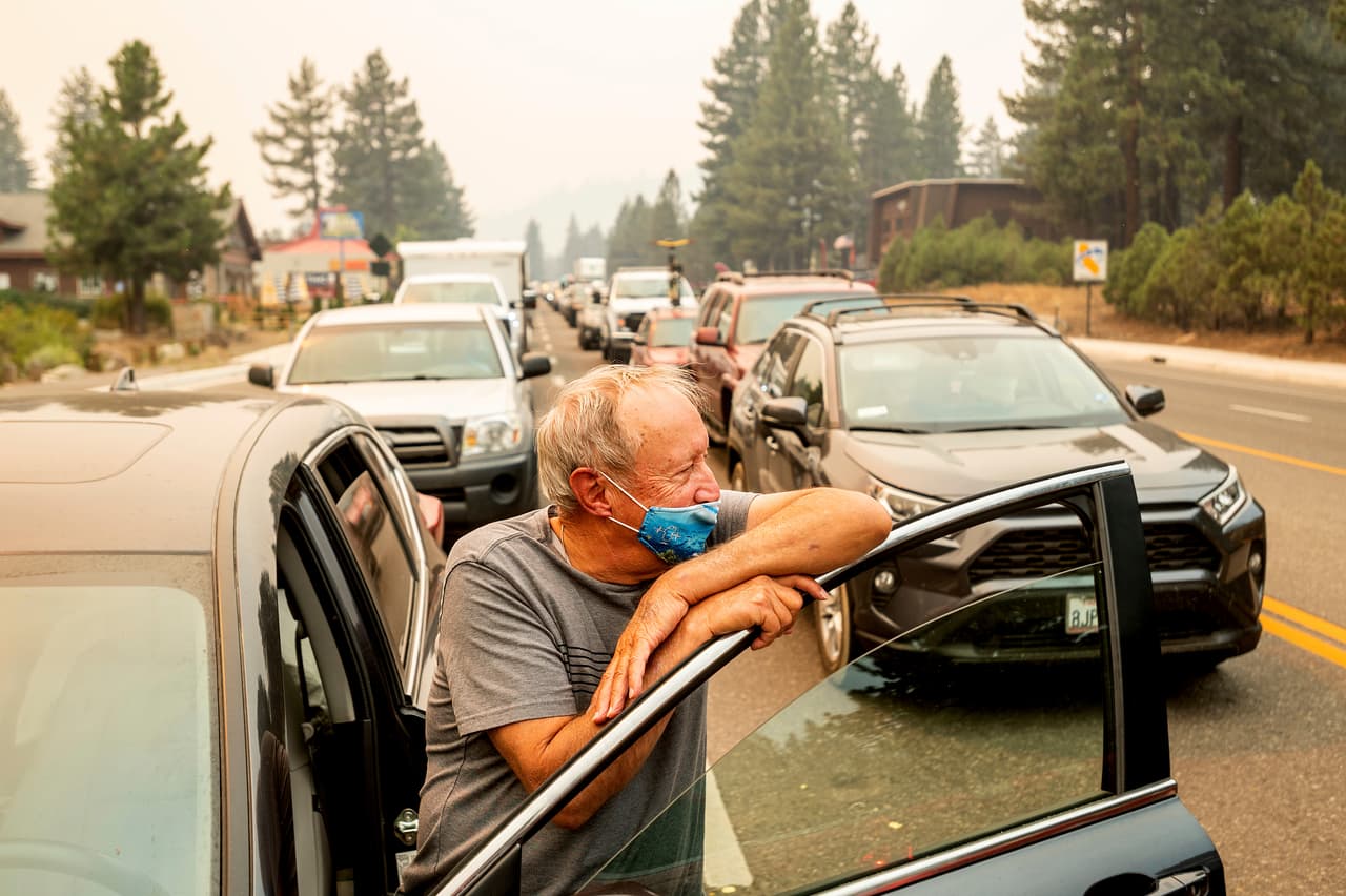 Jim Mrazek espera fuera de su vehículo a que avancen los automóviles en medio del tráfico provocado por las órdenes de evacuación.
<a href="https://alerts.weather.gov/cap/wwacapget.php?x=CA1261B35A6668.RedFlagWarning.1261B7A34BE0CA.STORFWSTO.04a03c368a834891bfd32bf7a8d176cc" target="_blank">El Servicio Meteorológico Nacional</a> advirtió que las condiciones peligrosas continuarán hasta el miércoles.
