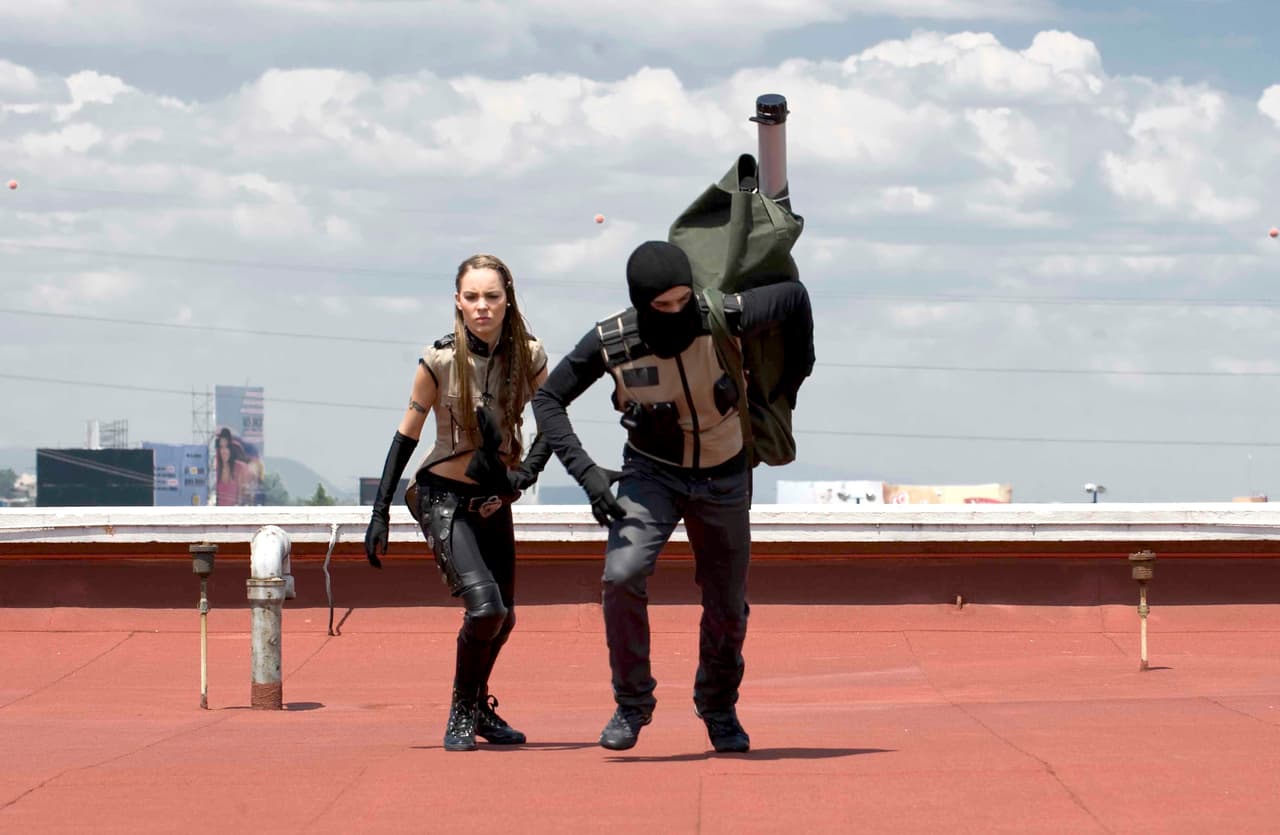 <b><a href="http://www.univision.com/personas-belinda-peregrin-schull-e">Belinda</a></b> también fue una bella amenaza en la telenovela 'Camaleones', ella junto al actor 
<b><a href="http://www.univision.com/temas/alfonso-herrera">Poncho Herrera</a></b>, se hacían pasar por maestros de una afamada institución, pero la realidad era que estaban ahí para resolver un caso policiaco.