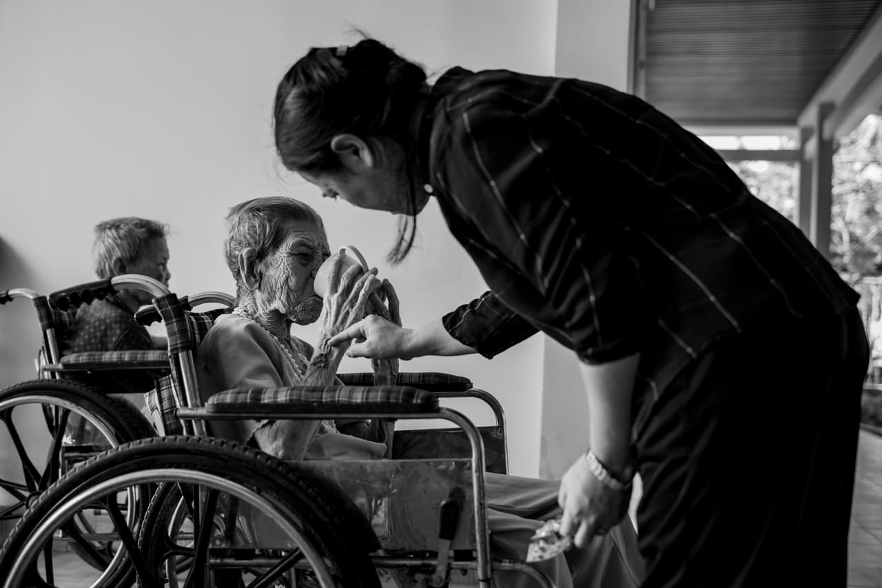 'Amor humano para siempre'. “Nuestras vidas se están volviendo más ocupadas y necesitamos hacer tiempo para cuidar a nuestros mayores. Pequeños gestos, como jugar o comer juntos, pueden ayudar a combatir la soledad y mejorar su salud física y mental”, dijo sobre esta imagen su creador, de Vietnam.
<br>