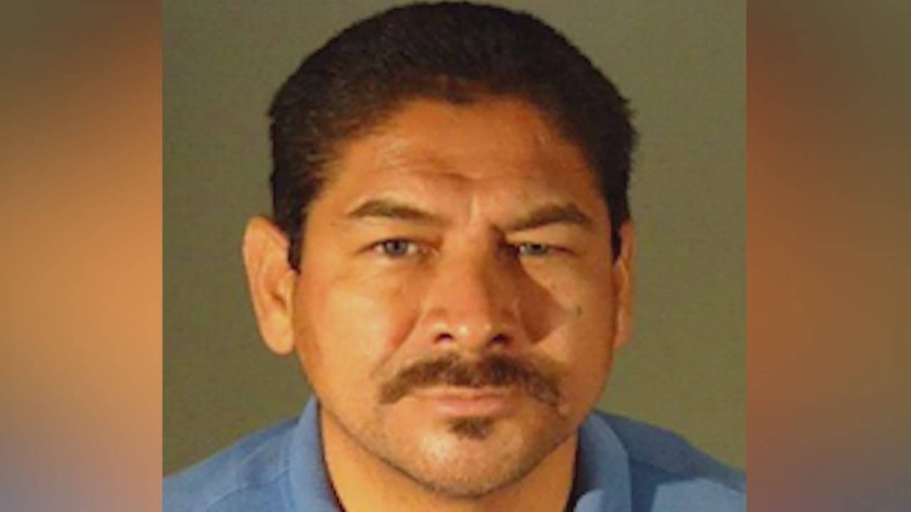 Imágenes de una cámara de seguridad muestran el momento en el que la mujer corre angustiada hasta la entrada de su casa, en donde el sujeto la alcanza y le dispara en al menos seis ocasiones frenta a su hija de tres años quien se escucha gritar en el video.