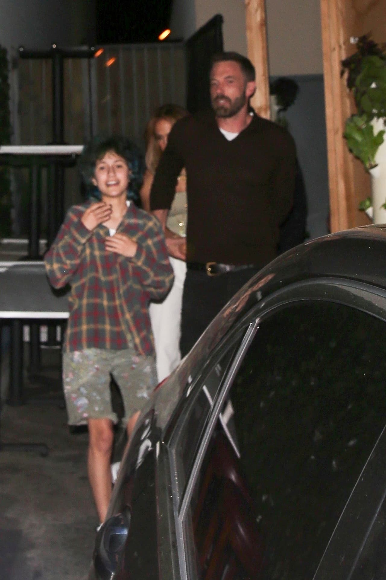 A su salida del lugar la adolescente, de 13 años, 
<a href="https://www.univision.com/famosos/jennifer-lopez-y-ben-affleck-salen-a-comer-con-emme-la-hija-adolescente-de-la-cantante">se mostró sonriente y platicadora con Ben</a>.