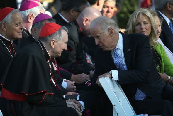 El vicepresidente Joe Biden platica con miembros del clero.