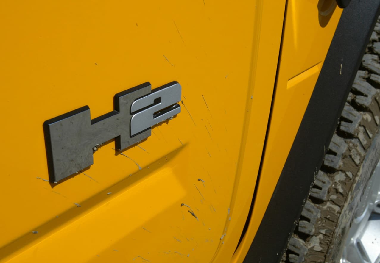 En 2004 aquel 
<b>Hummer H2</b> causó revuelo. Aunque ya era una promesa observada de cerca por los cazatalentos, entonces LeBron era un estudiante universitario y no fue bien visto que su familia invierta una gran suma de dinero en un vehículo ostentoso "mientras sus compañeros llegaban en el coche de sus padres o en transporte público", señala un informe del sitio 
<a href="http://www.nbamaniacs.com/articulos/el-polemico-hummer-h2-de-lebron-james-ha-sido-subastado/" target="_blank"><i>NBAmaniacs</i></a>.