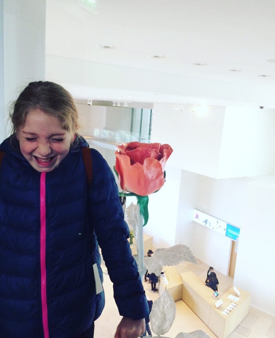 La descendiente de la protagonista de telenovelas como Los Ricos También Lloran (en su primera versión) dejó de ser una niña y conforme pasa el tiempo luce más parecida a su mamá.