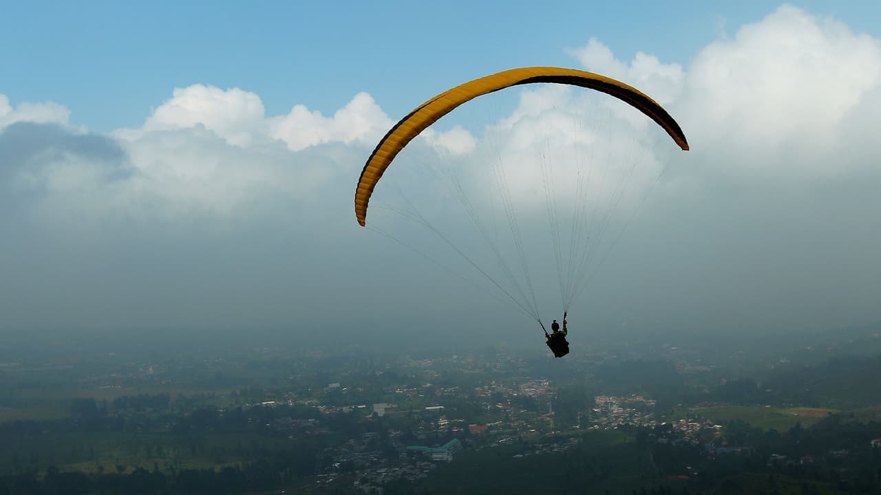 Muere instructor de paracaidismo y una estudiante resulta herida tras fallar el paracaídas en Texas