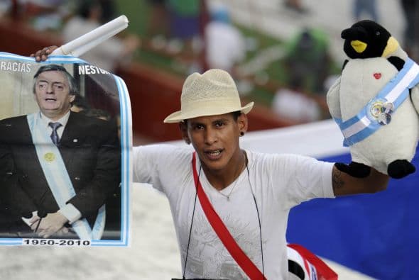 Los actos de recordación se iniciaron la mañana de este sábado en una escuela de Buenos Aires, una de las primeras que visitó Kirchner tras asumir la Presidencia en mayo de 2003, y en el Racing Club, cuadro de fútbol del que era seguidor el ex mandatario.
