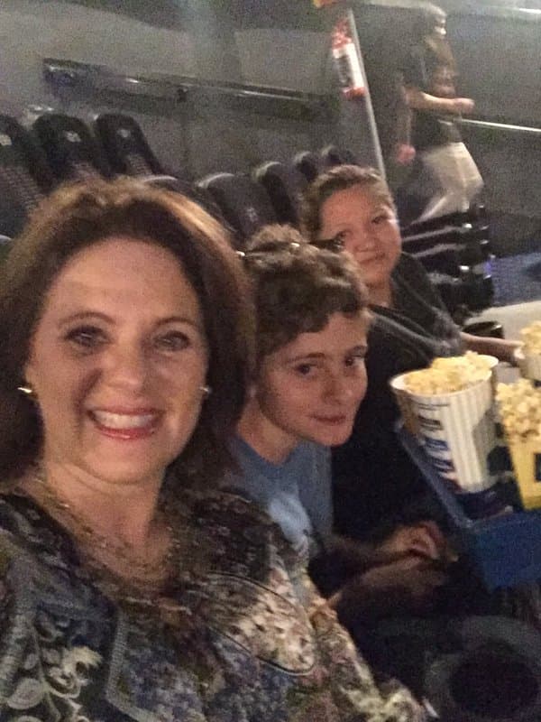 Erika Buenfil con su hijo, Nicolás, al cumplir 51 años de edad. Ella lo tuvo en febrero de 2005, cuando tenía 40 años.