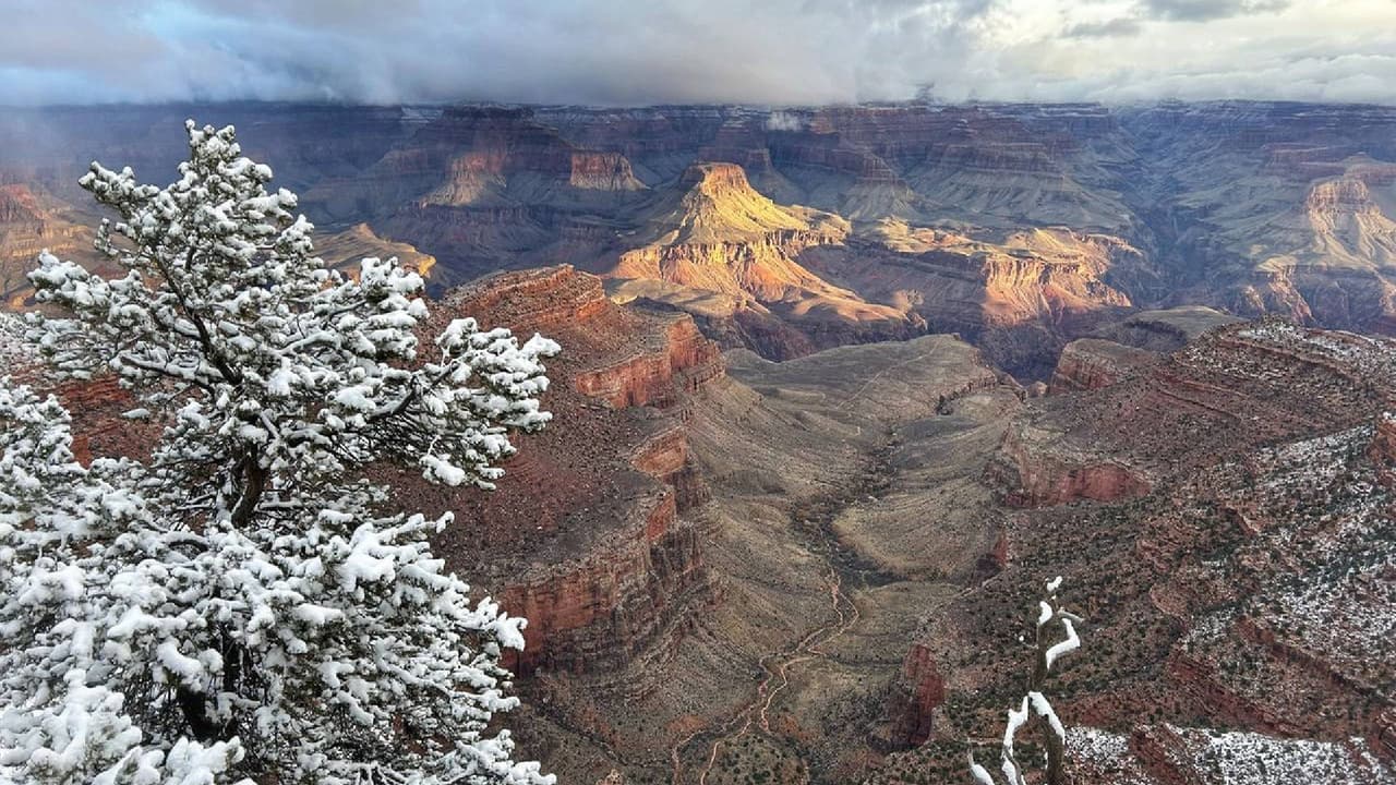 La mañana del jueves 4 de enero se registró la primera nevada del año en el Parque Nacional del Gran Cañón, dejando unas impactantes postales que dejaron impactados a todos los visitantes.