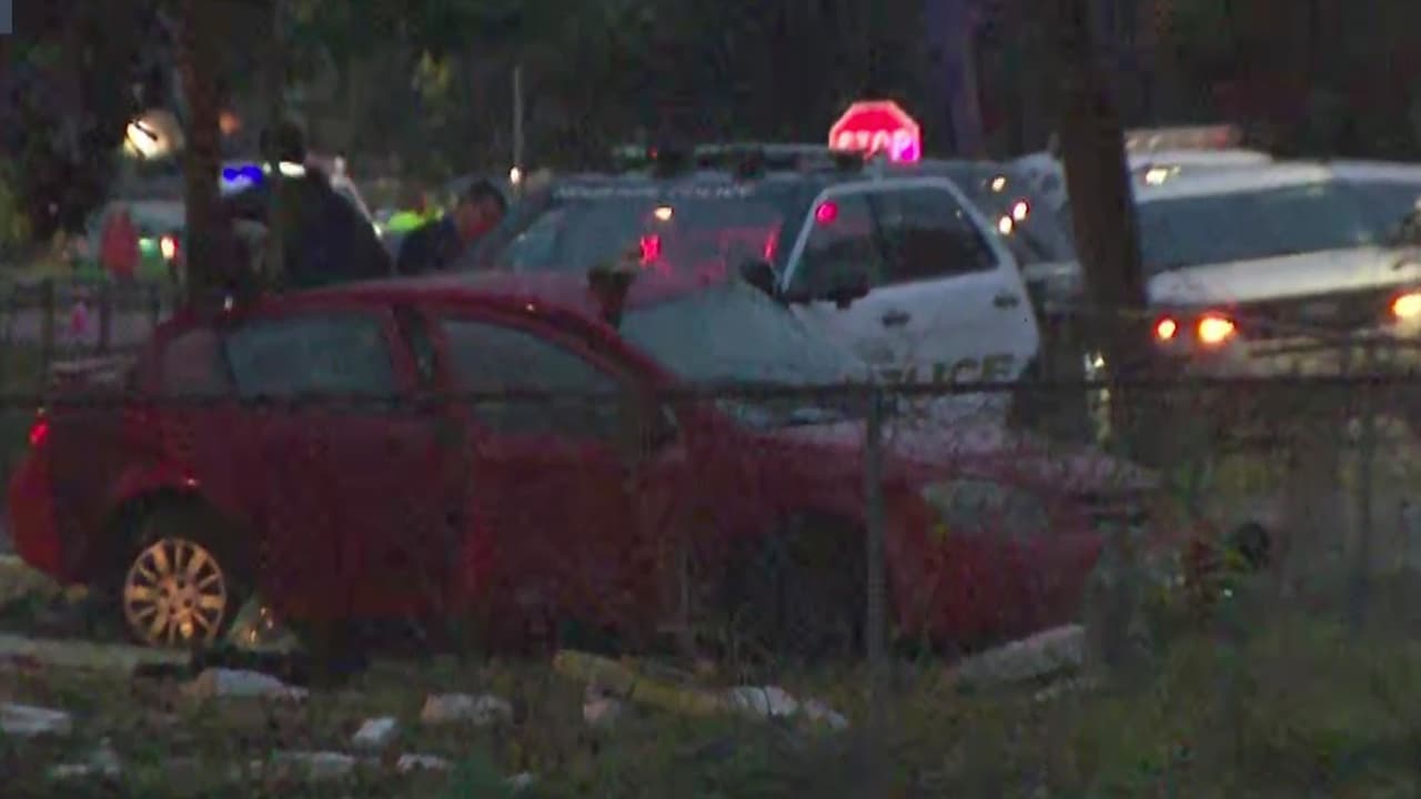 Muere conductora tras estrellar su vehículo contra un poste mientras huía de las autoridades