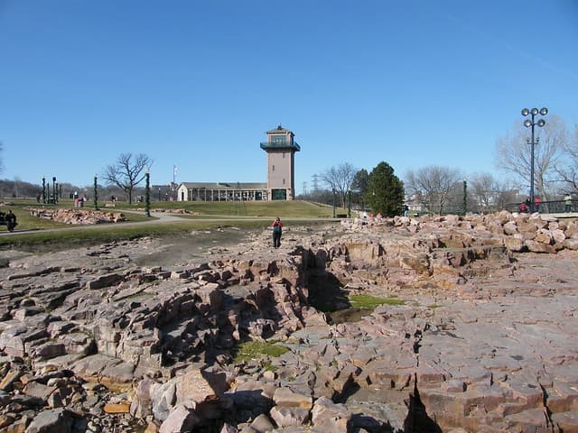 El estudio presentado por el sitio web de finanzas personales 
<i><a href="https://wallethub.com/edu/best-places-to-retire/6165/" target="_blank">Wallet Hub 2019's Best & Worst Places to Retire</a></i> (los mejores y peores lugares para jubilarse en 2019), señala que por lo menos un cuarto de los estadounidenses se encuentra muy seguro de que tendrá suficiente dinero para jubilarse. 
<b>Sioux Falls,</b> en Dakota del Sur, está en la posición número 
<b>13</b> de la lista.