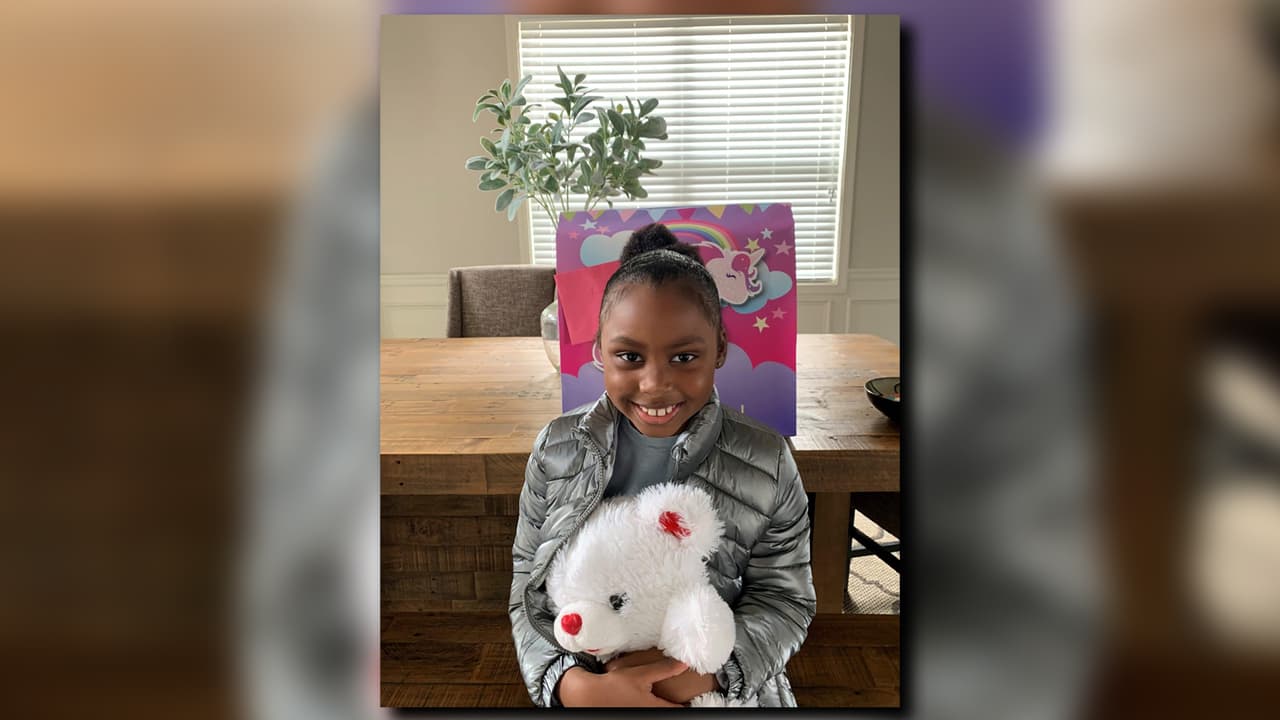 Muere niña de 7 años que fue baleada mientras acompañaba a su mamá en el carro durante las compras navideñas