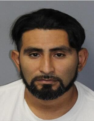 <h3 class="cms-H3-H3">Anibal García Jerez</h3>
<br>
<br>La agencia busca a este guatemalteco de 34 años que fue condeando en 2017 por un delito grave que pone en peligro el bienestar de un niño (fotografiar o filmar a un menor en un acto sexual prohibido) 
<a href="https://www.ice.gov/most-wanted/garcia-jerez-anibal" target="_blank">y lo condenó a 3 años de reclusión.</a>
<br>
<br>Si bien García fue deportado de Estados Unidos en noviembre de 2018, se cree que el fugitivo reingresó ilegalmente en EEUU y hasta el momento ha sido localizado. 
<br>
<br>
<br>