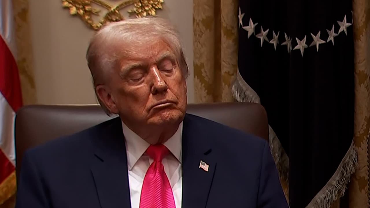Trump es grabado luchando para no quedarse dormido durante una reunión de gabinete