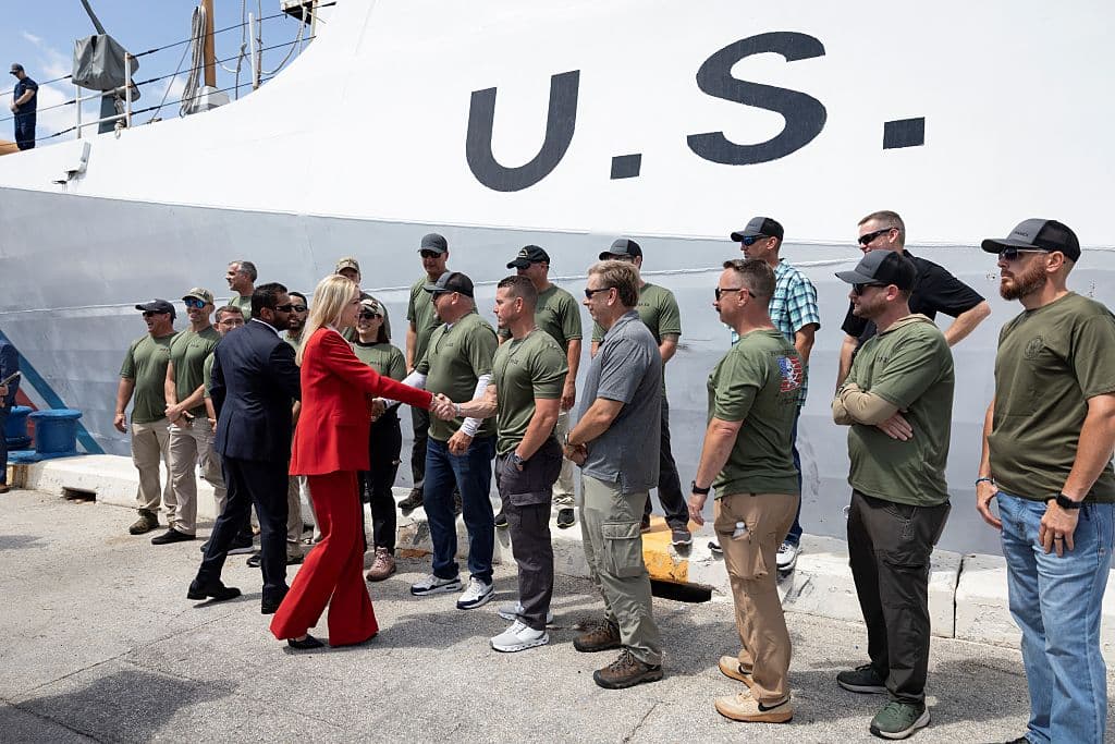 La fiscal Pam Bondi y el director del FBI, Kash Patel, estrechan la mano de miembros del Panama Express Strikeforce.