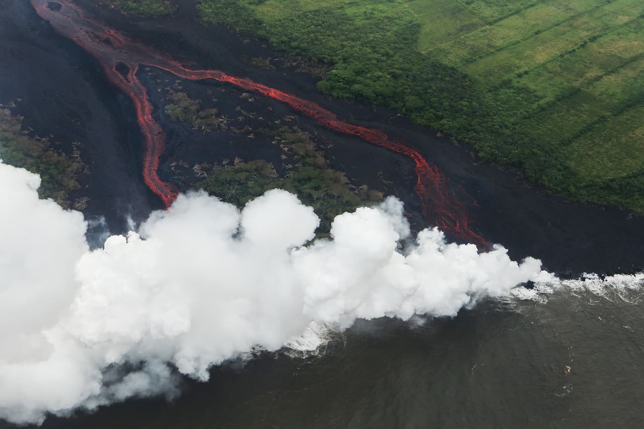 Además de la devastación que deja la lava en su recorrido y la contaminación que deja el dióxido de azufre en el aire, el nuevo problema de Hawaii es el 'laze'.