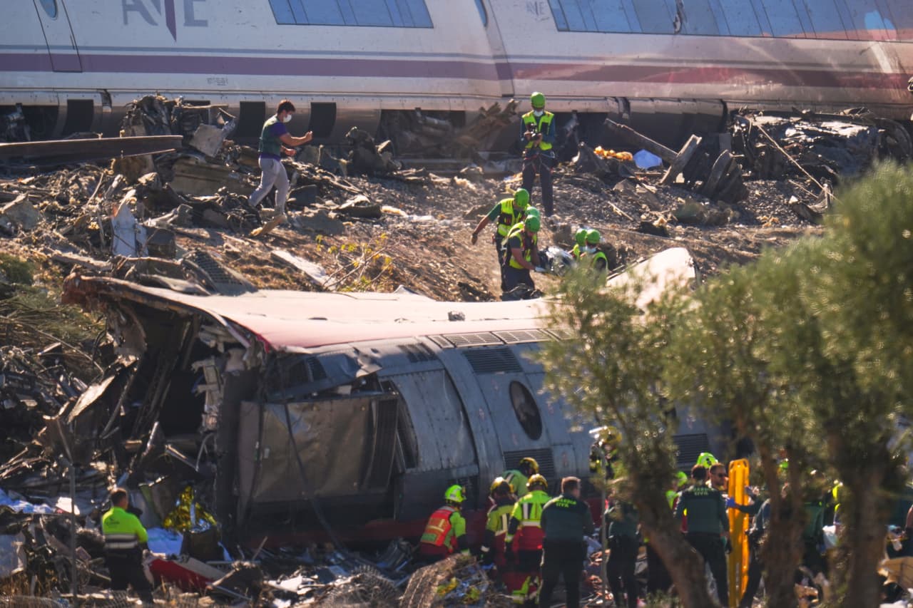 Los servicios de emergencia atienden a las víctimas en el lugar de un choque entre dos trenes en España, el miércoles 28 de octubre de 2026.