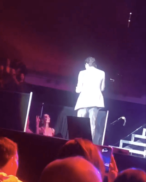 Hubo un momento del concierto, donde Marc abandonó el centro del escenario y se dirigió hacia una zona en específico, ahí estaba su novia, en prima fila, a quien le cantó muy de cerca el tema 'Qué Precio Tiene el Cielo'.