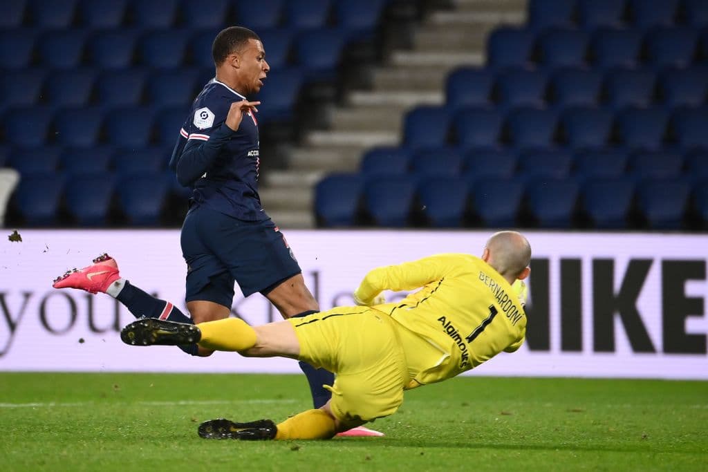 El conjunto parisino tenía el dominio del balón, aunque no conseguían crecer la diferencia.
