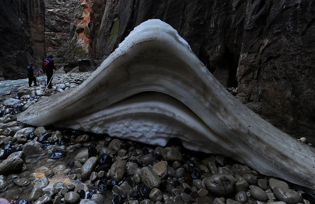Los turistas pasan junto al agua helada mientras suben por el llamado río Virgen dentro del Parque Nacional Zion en Utah. Este es uno de los parques nacionales más espectaculares por su geología. Posee formaciones que revelan ocho capas de arenisca, que se han formado en doscientos millones de años.