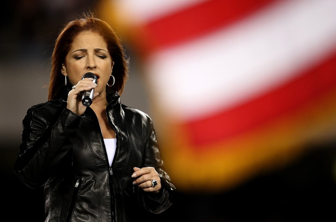 El 23 de septiembre de 2007, Gloria Estefan cantó el himno nacional estadounidense antes de un juego de la NFL entre los Chicago Bears y los Dallas Cowboys.