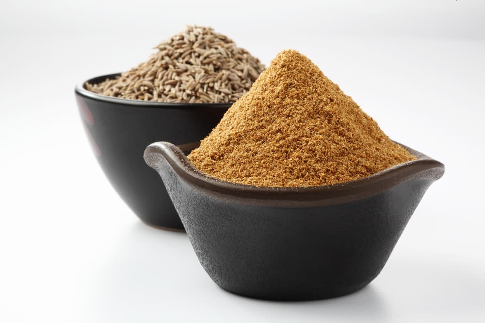 Además, se emplea el comino en varios hechizos de amor. Por ejemplo, existe la creencia de que si se le entrega a tu pareja, ya sea en semillas o molido, dentro de un bolsito o saquito, fomentará que te sea fiel por siempre.