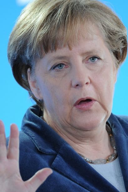La canciller alemana Angela Merkel dijo que la degradación de nueve países de la eurozona por Standard & Poor's significa que Europa debe recorrer un "camino largo" para recuperar la confianza de los inversores.