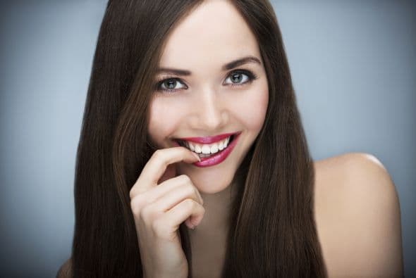 Ellos no saben muy bien por qué, pero existen pequeños gestos en una chica que irremediablemente seducen a un hombre y hacen que se vuelva loco por ella.